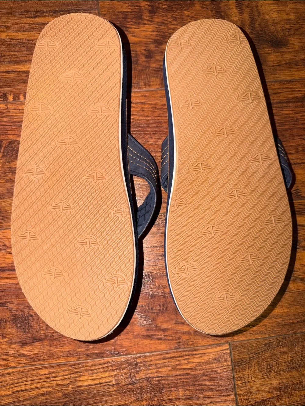 Dockers Navy blue Men’s flip-flop arch support sandals with tan accents 8/9